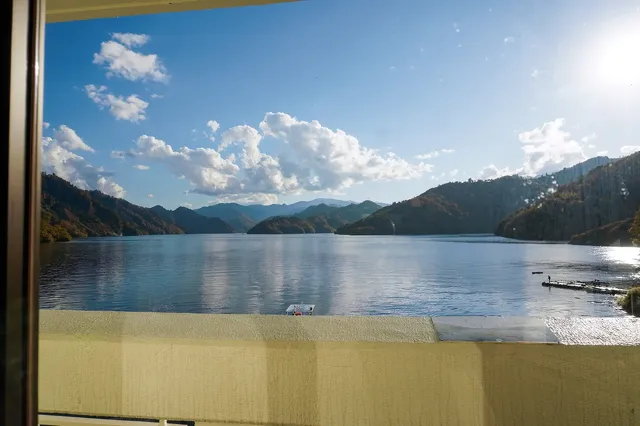 奥只見ターミナルと遊覧船