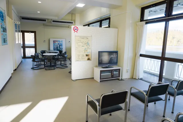 奥只見ターミナルと遊覧船