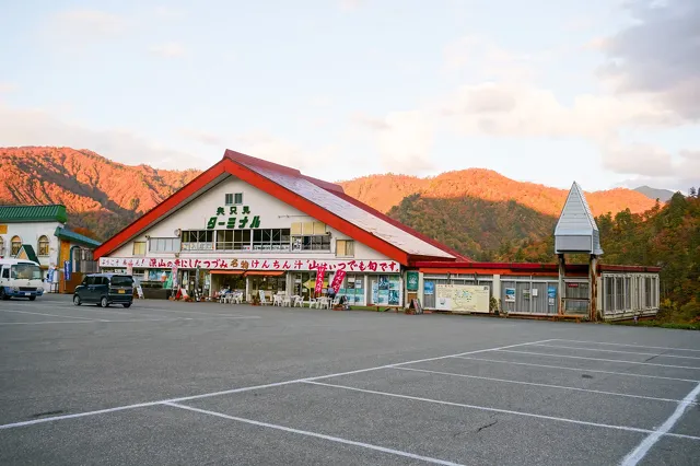 奥只見ターミナルと遊覧船